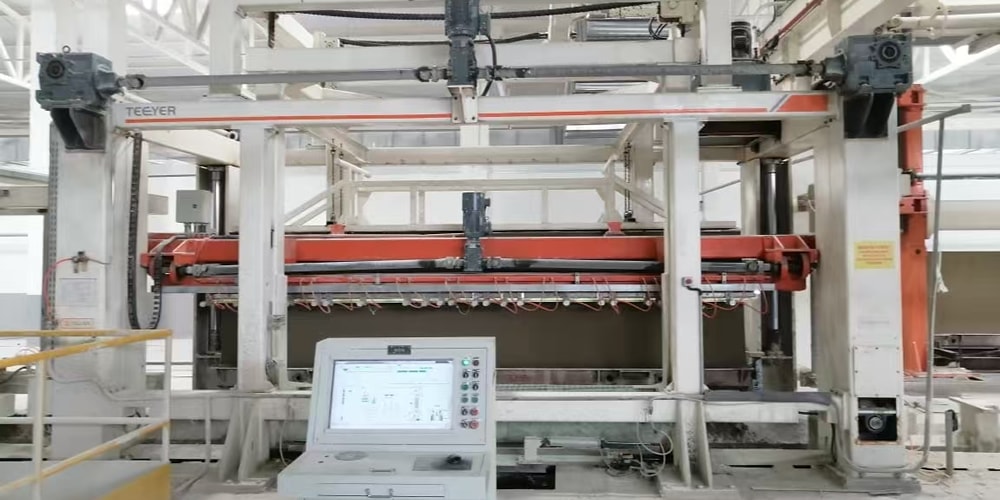 Seuls 11 mois se sont écoulés entre la signature du contrat et la production du premier produit, ce qui en fait l'une des durées de construction les plus courtes pour une ligne de production dans la région d'Asie centrale.
